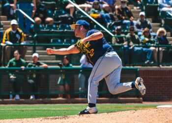 Traxel Hurls Shutout Against Baylor
