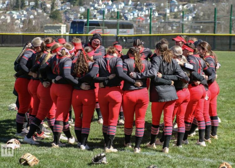 Softball Honors Seniors in Final Home Doubleheader